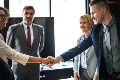 Quan hệ nhà đầu tư và tiêu chuẩn toàn cầu: Chìa khóa nâng hạng