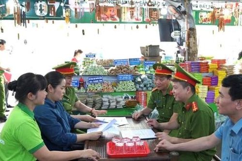 Kiểm tra hơn 100 cơ sở kinh doanh ăn uống, lưu trú tại lễ hội Đền Hùng