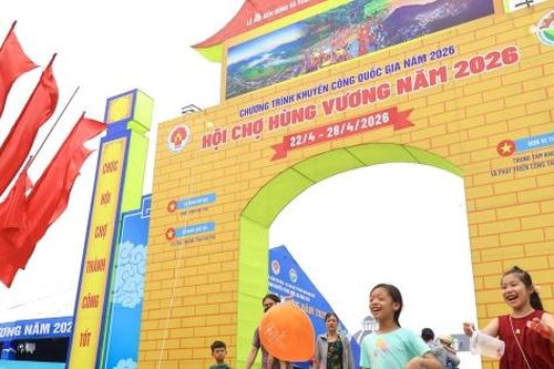 Hội chợ Hùng Vương với nhiều đặc sản vùng miền hút khách tham quan