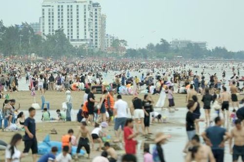 Hàng nghìn người đổ về Sầm Sơn dịp nghỉ lễ Giỗ Tổ Hùng Vương