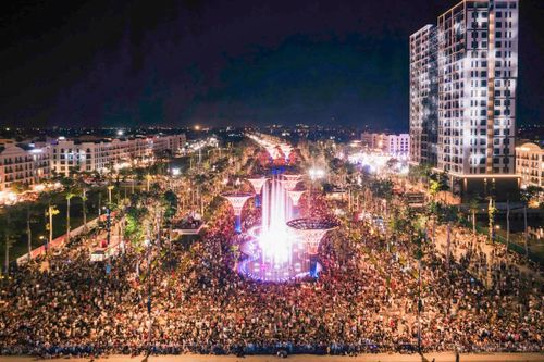 Quảng trường biển Sầm Sơn 'bùng cháy' đêm khai mạc, mở màn mùa du lịch hè 2026