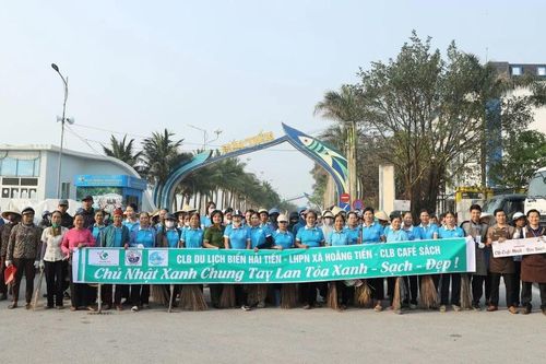 Phụ nữ Hoằng Tiến ra quân làm sạch bãi biển