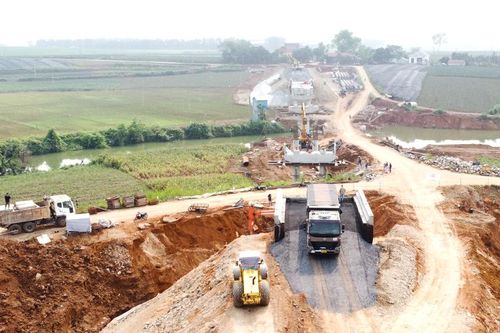 Làm việc 'xuyên lễ' trên công trường thi công cầu Mọ