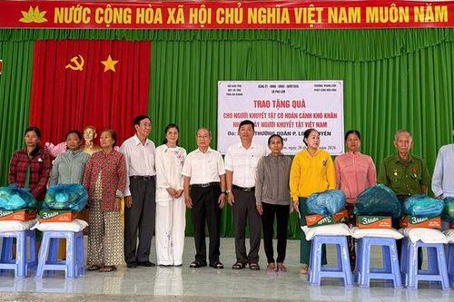 Tặng 200 phần quà cho người dân xã Phú Lâm