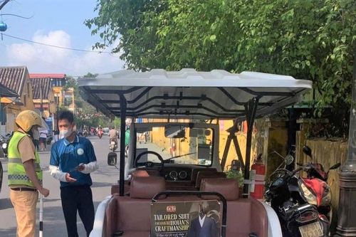Cảnh sát giao thông Đà Nẵng siết quản lý xe điện du lịch dịp cao điểm