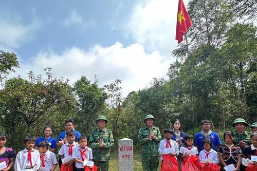 Trao nhiều suất quà cho người dân và học sinh xã biên giới Hùng Sơn