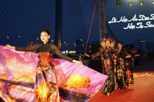 Sông Hàn rực sáng với màn trình diễn áo dài đặc sắc