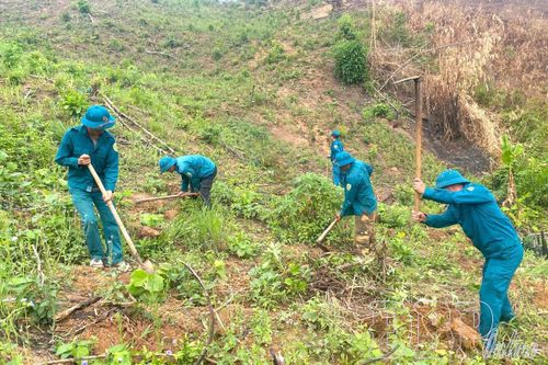 Những chiến sĩ 'sao vuông' bám bản, giúp dân