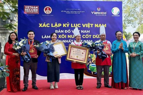 Xác lập kỷ lục 'Bản đồ Việt Nam làm từ xôi nước cốt dừa lớn nhất Việt Nam'