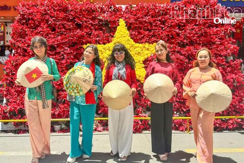 Check-in góc phố chào mừng đại lễ 30-4