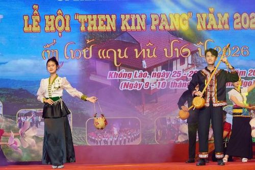 Hấp dẫn phần thi trình diễn trang phục truyền thống và múa xòe