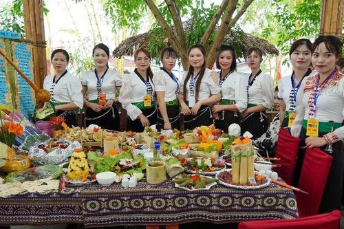 Đặc sắc các món ăn dân tộc trong phần thi ẩm thực tại Lễ hội Then Kin Pang