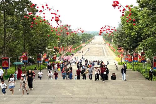 Lên núi Nghĩa Lĩnh một sớm tháng ba…
