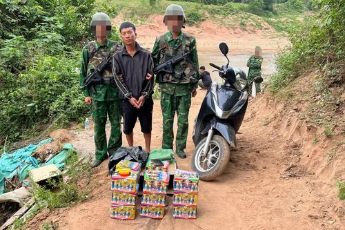 Bắt giữ đối tượng vận chuyển pháo nổ trái phép ở khu vực biên giới