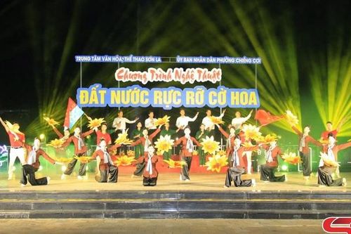 Chương trình nghệ thuật 'Đất nước rực rỡ cờ hoa'