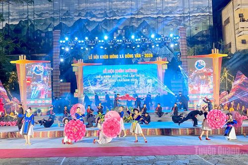 Khai mạc lễ hội Khèn Mông - Diễu hành đường Phố xã Đồng Văn