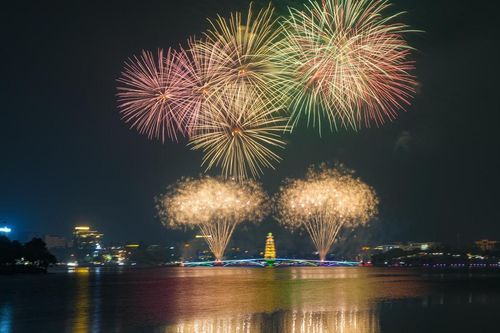 Mãn nhãn màn bắn pháo hoa tầm cao dịp Giỗ Tổ Hùng Vương