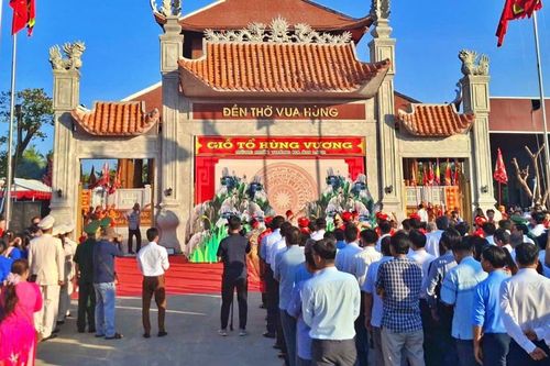 Hàng nghìn người dân Cà Mau dâng hương tại đền thờ Vua Hùng