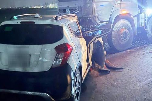 Cảnh sát giải cứu người phụ nữ mắc kẹt trong ô tô sau TNGT