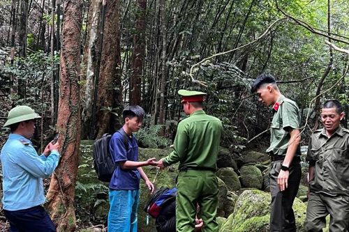 Công an xã Tây Yên Tử giải cứu 2 du khách đi lạc trong rừng sâu