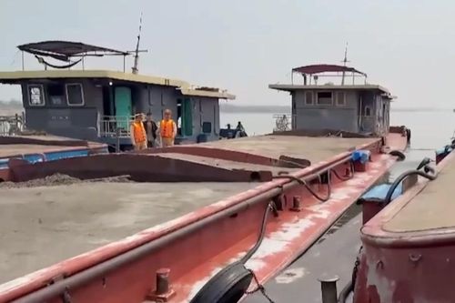 Phát hiện nhiều tàu chở cát vi phạm trên tuyến sông Hồng