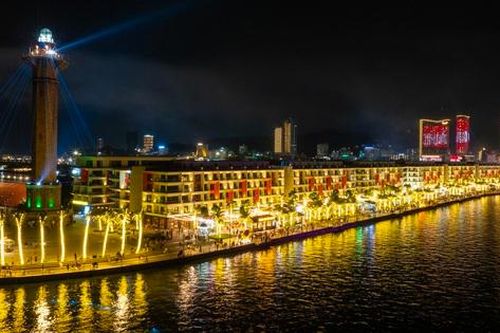 'Thương cảng' VUI-Fest Ha Long hút khách ngay trong tối khai trương