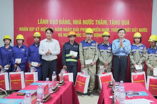 Giám đốc Học viện Chính trị Quốc gia Hồ Chí Minh Đoàn Minh Huấn thăm, tặng quà công nhân công trường cao tốc Đồng Đăng - Trà Lĩnh
