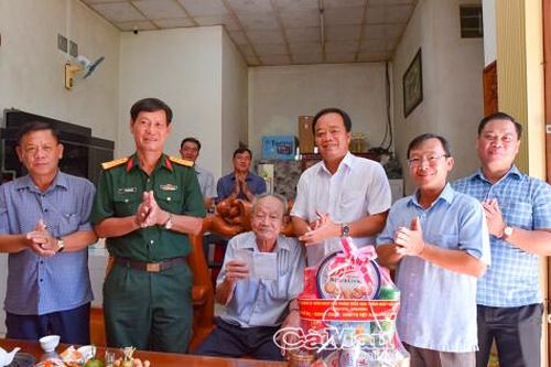 Phó Bí thư Thường trực Tỉnh ủy Huỳnh Quốc Việt thăm, tặng quà thương binh tiêu biểu