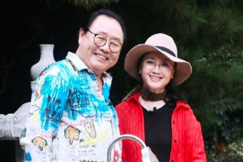 'Trư Bát Giới' Mã Đức Hoa: Viết 300 thư tay, tặng vợ nhẫn kim cương ở sân bay