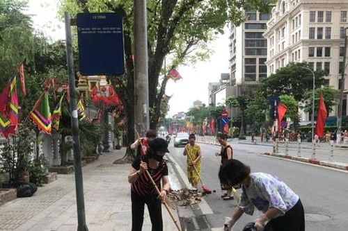 Phụ nữ phường Ô Chợ Dừa chỉnh trang ngõ phố, lan tỏa nếp sống văn minh đô thị