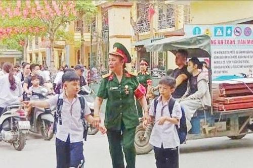 Hội Cựu chiến binh xã Tây Phương giữ bình yên cổng trường, bảo đảm an toàn giao thông