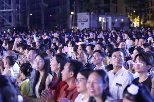 Mãn nhãn đêm nghệ thuật 'Sầm Sơn - Khát vọng rực rỡ' tại Quảng trường biển