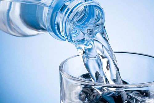 Người bị sỏi thận nên uống nước như thế nào thì hợp lý?