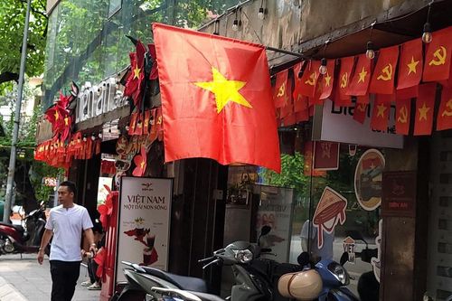 Sắc đỏ phủ kín phố phường Hà Nội chào mừng kỳ nghỉ lễ 30/4 - 1/5