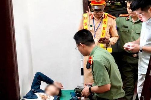 Công an Phú Thọ hỗ trợ sơ cứu nam thanh niên tụt huyết áp tại Lễ hội Đền Hùng