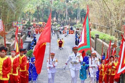 Lãnh đạo TPHCM và người dân dâng hương tưởng niệm các Vua Hùng