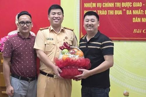 CSGT Quảng Ninh dùng xe đặc chủng mở đường đưa sản phụ chuyển dạ đến viện cấp cứu