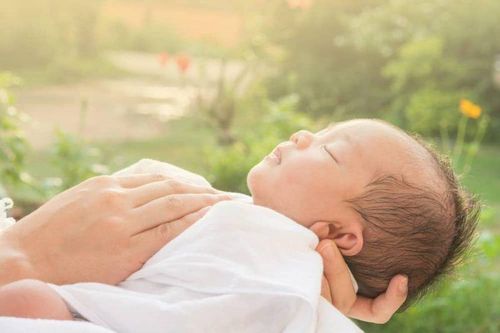 Phân biệt mồ hôi trộm sinh lý và bệnh lý ở trẻ