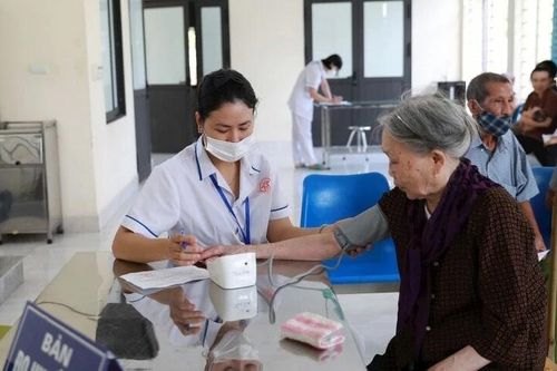 Đề xuất trạm y tế cấp xã có 15 người, tăng theo dân số