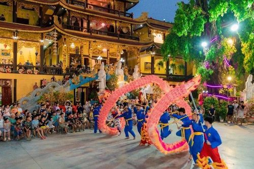 NSND Trọng Trinh cùng đoàn nghệ thuật lân sư rồng lan tỏa bản sắc Việt