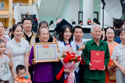 Nữ sinh viên thuê ôtô chở đại gia đình 29 người đến dự lễ tốt nghiệp