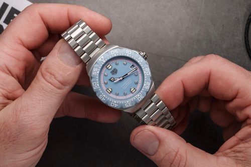 Đồng hồ hoạt động được 1 ngày chỉ sau 1 phút tiếp xúc ánh sáng