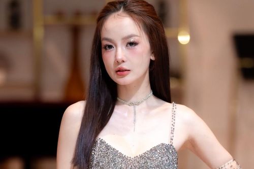 Bạn gái Liên Bỉnh Phát gây chú ý