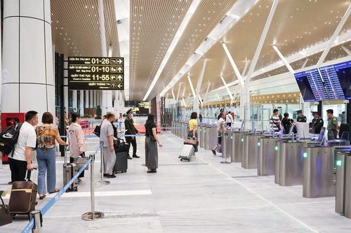 Giá vé máy bay nội địa tăng 15-20%, một số chuyến bị cắt giảm