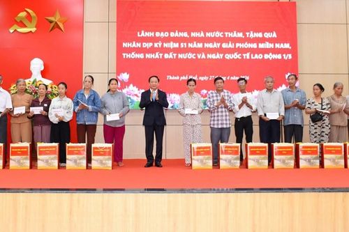 Trưởng ban Tuyên giáo và Dân vận Trung ương thăm và tặng quà gia đình chính sách tại Huế