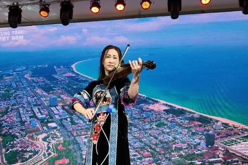 Từ tiếng đàn ở Bệnh viện Bạch Mai đến dự án Save The World của nghệ sĩ Nguyệt Thu