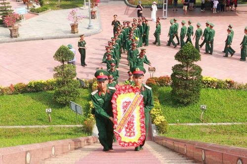 Hàng ngàn du khách đến Thành cổ Quảng Trị dịp Giỗ Tổ Hùng Vương