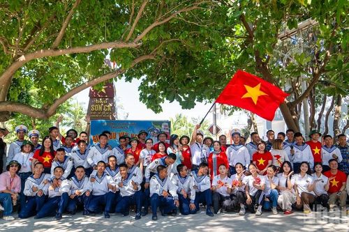 [Ảnh] Nghĩa tình kiều bào giữa muôn trùng đảo xa