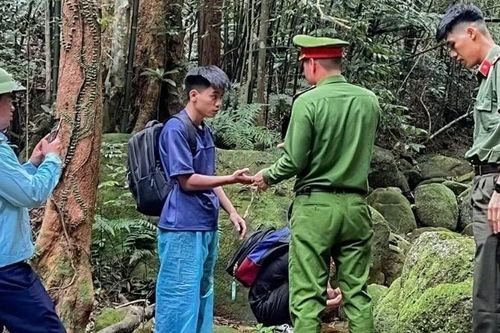 Bắc Ninh: Giải cứu an toàn hai du khách bị lạc trong rừng sâu Tây Yên Tử