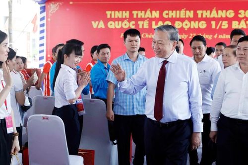 Tiếp tục coi việc chăm lo đời sống người lao động là một nhiệm vụ chính trị quan trọng